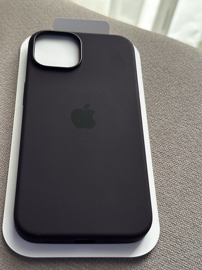 Apple iPhone 14 Silicone Case - Berry ‼️ (Category: Cases & Sleeves) located in Pasig City. Submitted by theclosetclaud (Listing ID 1452369645, Image 3). Description: - Authentic Apple iPhone 14 Silicone Case (Brand New) - Color: Berry - RFS: Wrong item - Features MagSafe compatibility - Soft silicone exterior with a smooth finish - Interior is lined with microfiber for added protection - Purchased from Harvey Norman Singapore.