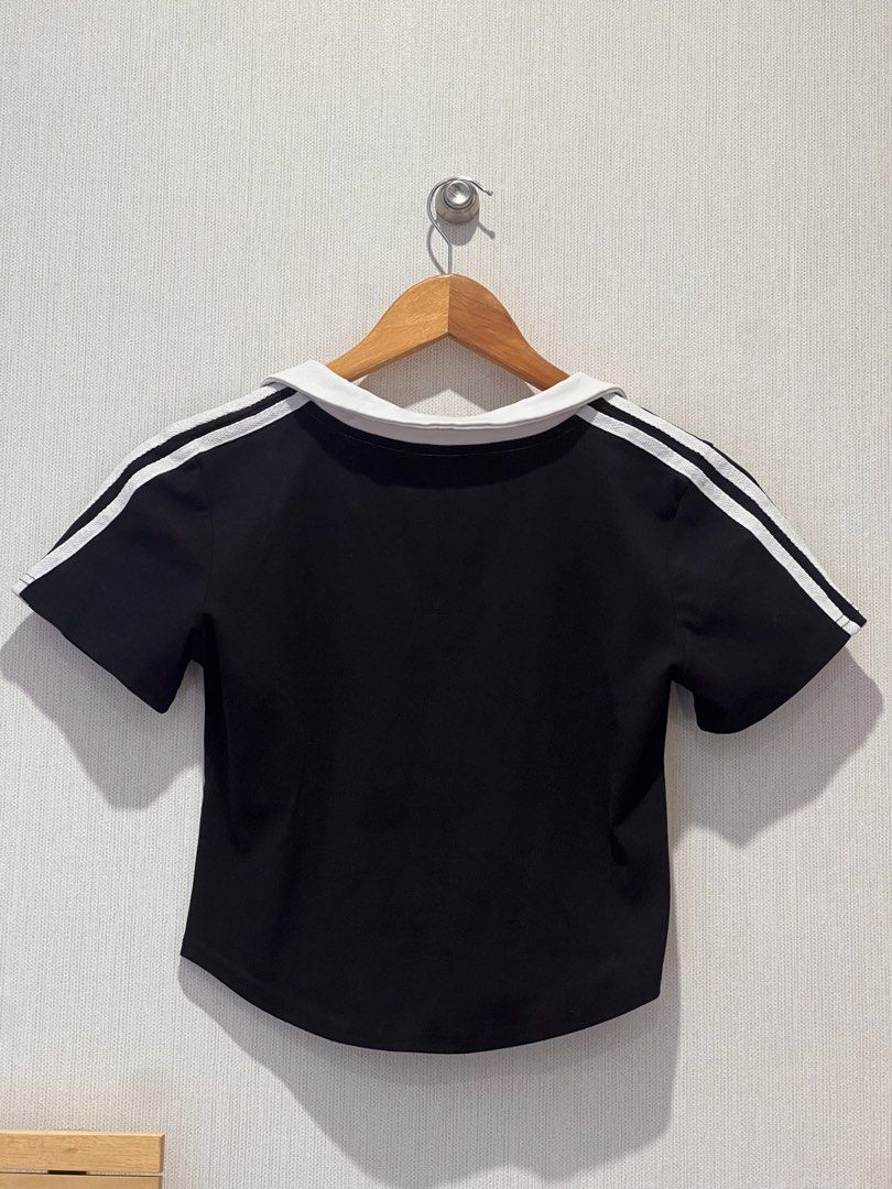 Ariseism Black Collared Curved Hem Cropped Top (Category: Others Tops) located in Manila. Submitted by preloved_items122 (Listing ID 1452367605, Image 2). Description: .