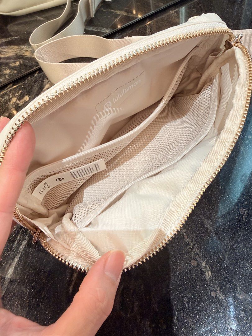 Bag (Category: Cross-body Bags) located in Kluang. Submitted by mmvic (Listing ID 1452389757, Image 3). Description: Lululemon.