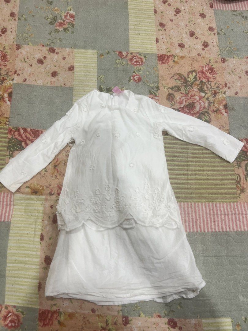 Baju Kurung putih baby (Category: Babies & Kids Fashion) located in Ayer Keroh. Submitted by inn.1103 (Listing ID 1452501235, Image 1). Description: Baju Kurung Baby Comel warna Putih 12-18 Months Kain cotton.