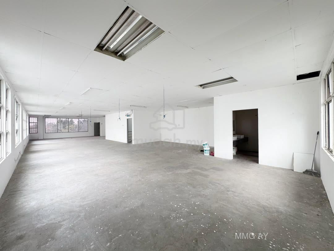 Bandar Bukit Raja Second Floor End Lot Unit For Rent 32x80 brand new (Category: Property Rentals) located in Klang. Submitted by jasonliaw2121 (Listing ID 1451878921, Image 3). Description: Bandar Bukit Raja @ Second Floor End Lot Unit For Rent ✅ - 2nd Floor End Lot - ⁠Ample Parking - ⁠32 x 80 - ⁠Brand New - ⁠Rental Price - RM2,700✅ 👇🏻https://www.mudah.my/jasonliaw0162311385 📲0162311385 📌 WhatsApp⤵ http://jasonliawproperty.wasap.my The Roof R