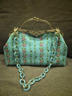 (Category: ) located in . Submitted by kiss-in.bags (Listing ID 1452473072, Image 1). Description: .