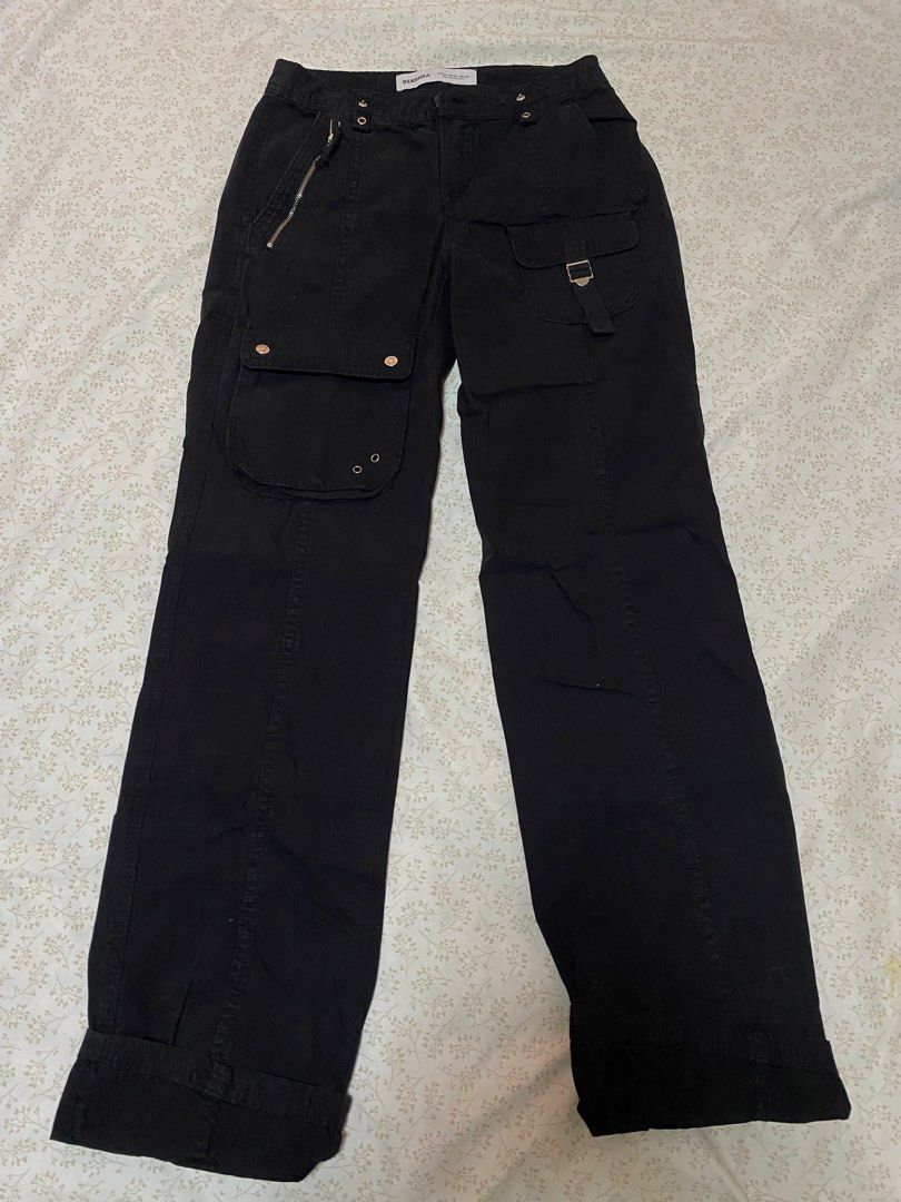 Bershka black cargo trousers (Category: Jeans) located in Pasig City. Submitted by notosscammers (Listing ID 1452419104, Image 1). Description: - worn once then never again - rfs: not using anymore - no stain or issues - Good as new - srp: 1k plus.