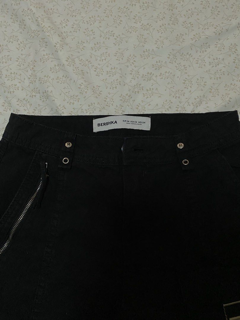 Bershka black cargo trousers (Category: Jeans) located in Pasig City. Submitted by notosscammers (Listing ID 1452419104, Image 3). Description: - worn once then never again - rfs: not using anymore - no stain or issues - Good as new - srp: 1k plus.