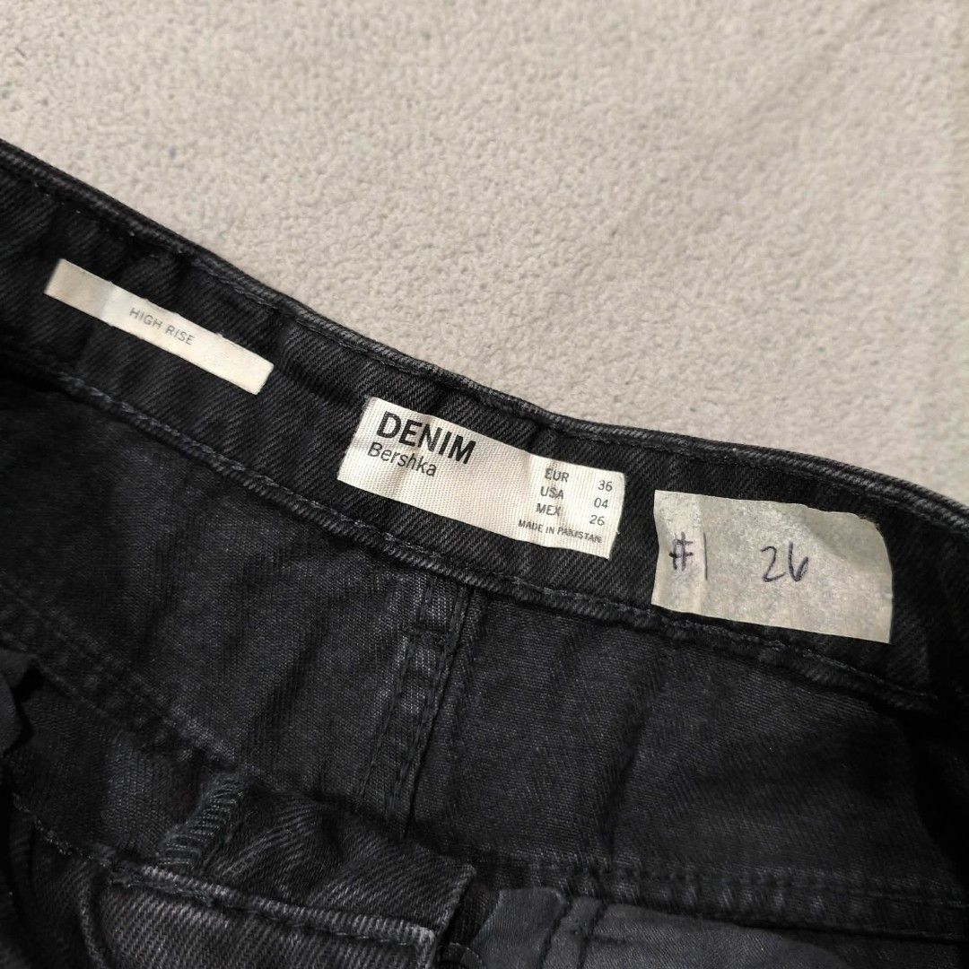 BERSHKA black denim shorts (Category: Shorts) located in Calatrava. Submitted by messytera9 (Listing ID 1452458966, Image 3). Description: BERSHKA denim (High rise) Good condi Size: EUR36/US4/MEX26 26 in actual size via tape measure L: 13.5" LO: 11.5" * cut wash tag.