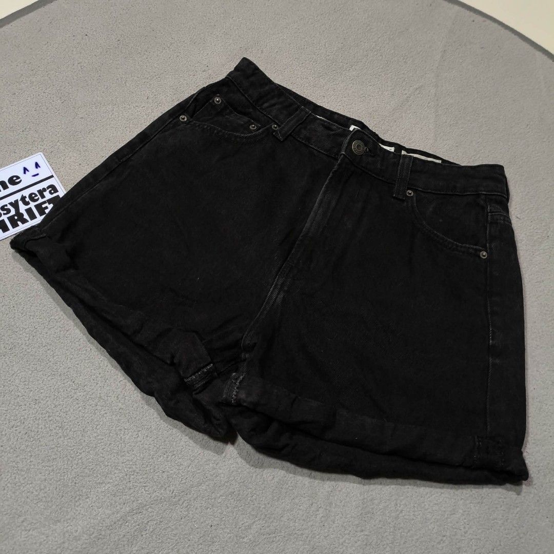 BERSHKA black denim shorts (Category: Shorts) located in Calatrava. Submitted by messytera9 (Listing ID 1452458966, Image 2). Description: BERSHKA denim (High rise) Good condi Size: EUR36/US4/MEX26 26 in actual size via tape measure L: 13.5" LO: 11.5" * cut wash tag.