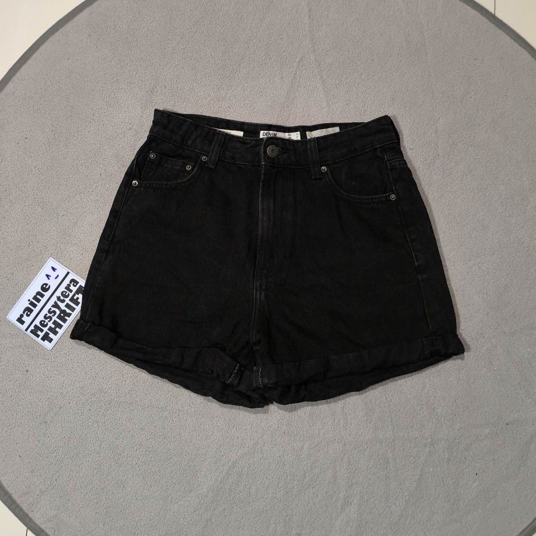 BERSHKA black denim shorts (Category: Shorts) located in Calatrava. Submitted by messytera9 (Listing ID 1452458966, Image 1). Description: BERSHKA denim (High rise) Good condi Size: EUR36/US4/MEX26 26 in actual size via tape measure L: 13.5" LO: 11.5" * cut wash tag.