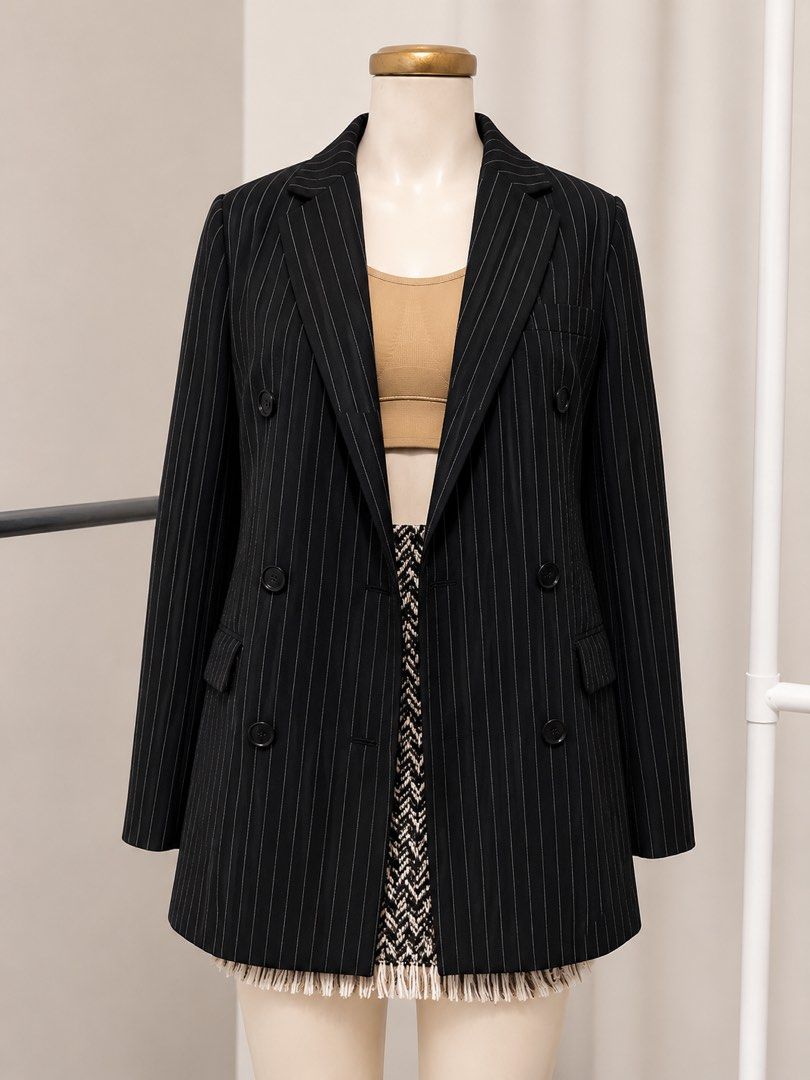 Black Double Breasted Lightweight Blazer (Category: Coats, Jackets and Outerwear) located in Taguig. Submitted by vm.co (Listing ID 1452414185, Image 1). Description: 🖤 Color: Black ✔️ double-breasted, 3 button closure ✔️ Notched lapel ✔️ Front flap pockets ✔️ Lightweight ✔️ Relaxed corporate fit Perfect for: * Office & corporate wear * Business casual * Smart casual outfits * Travel * Layering over dresses, tops, or trousers.