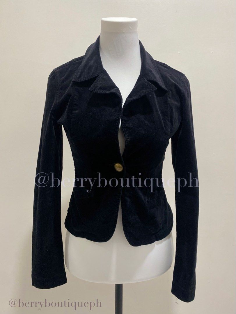 Black Velvet Blazer Jacket (Category: Coats, Jackets and Outerwear) located in Manila. Submitted by toastybread (Listing ID 1452389931, Image 1). Description: 🍓 Marc Jacobs – Black Suede Jacket Black velvet blazer jacket.Single gold button closure. Fitted waist. Button cuff details. Versatile. • shoulder: 15” (38 cm) • pit-to-pit: 17” (44 cm) • sleeve: 23.5” (60 cm) • back length: 21” (54 cm) 🏷️ size on tag: 4 ✨ best fits: small to medium.