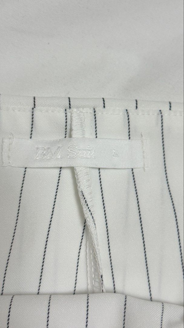 BM SUIT stripes skort with belt (Category: Skirts) located in Quezon City. Submitted by beabeys (Listing ID 1452417982, Image 3). Description: - worn once - skirt with shorts inside - Comes with a matching thin belt - Adjustable belt with gold buckle - Flattering A-line cut - large size My waistline is 30.