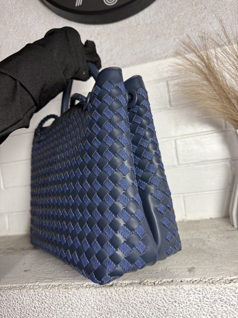 Bottega Veneta Andiamo (Category: Shoulder Bags) located in Baguio. Submitted by danielg2 (Listing ID 1452507242, Image 3). Description: With dustbag Excellent condition.