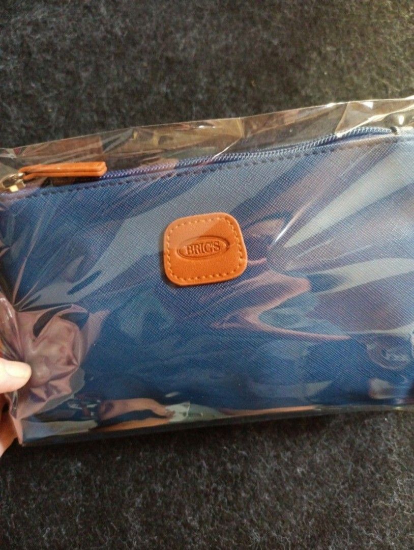 BRICS Makeup Bag Travel Pouch Kikay Kit | Brand New (Category: Purses & Pouches) located in San Pedro. Submitted by ridgeonline (Listing ID 1452440286, Image 2). Description: BRICS Makeup Bag Travel Pouch Kikay Kit New and unused. Upgrade your daily routine with this stunning and functional travel pouch from Bric. Crafted from high-quality materials, it boasts a sleek design and spacious interior to keep your everyday essentials organized and eas