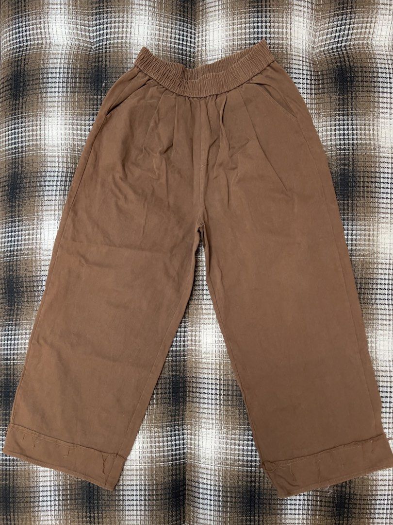Brown Wide Leg Pants (Category: Other Bottoms) located in Manila. Submitted by withluvbee (Listing ID 1452338714, Image 1). Description: - Size 27-32 - Unisex - Wide leg - Corduroy like fabric - Ideal for casual wear.
