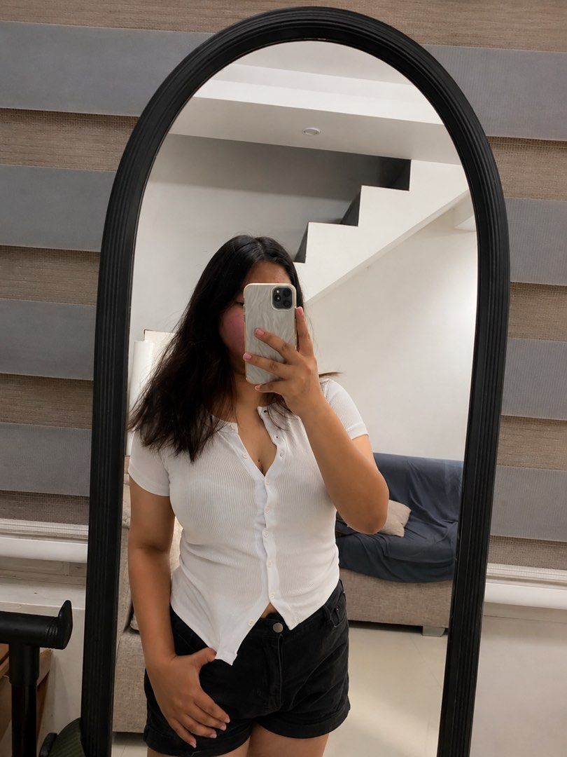 Button down uniqlo (Category: Blouses) located in Cabuyao City. Submitted by jennilyn_13 (Listing ID 1452478046, Image 2). Description: S-m.
