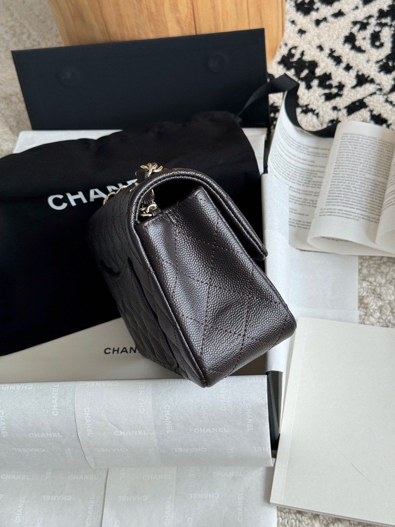 Chanel CF系列 魚子醬小球紋 （分類：手袋及銀包）位於 Hong Kong。 由 mm_store_hk 提交（商品編號 1452477487，圖片 3）。簡介： 💰$2980 📦訂購 1-2星期 狀態：🆕💯 皮料：外-魚子醬牛皮+內-小羊皮 尺寸：20cm （#1116）。