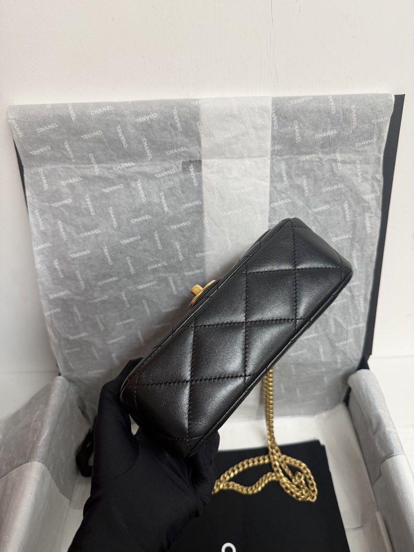 Chanel mini flap mini cf vanity case flap bag （分類：手袋及銀包）位於 Hong Kong。 由 luxurybag_station 提交（商品編號 1452470843，圖片 3）。簡介： Chanel 黑金羊皮愛心調節扣 mini flap 晶片✨原價5萬幾 -98%new -塵袋、盒 -Size:20x14x8cm ➖➖➖➖➖➖➖➖➖➖➖➖➖ 💯只售正品，歡迎陪驗 📸實物拍攝 💎Carousell 官方認証紫鑽商户 📦Worldwide Shipping 。