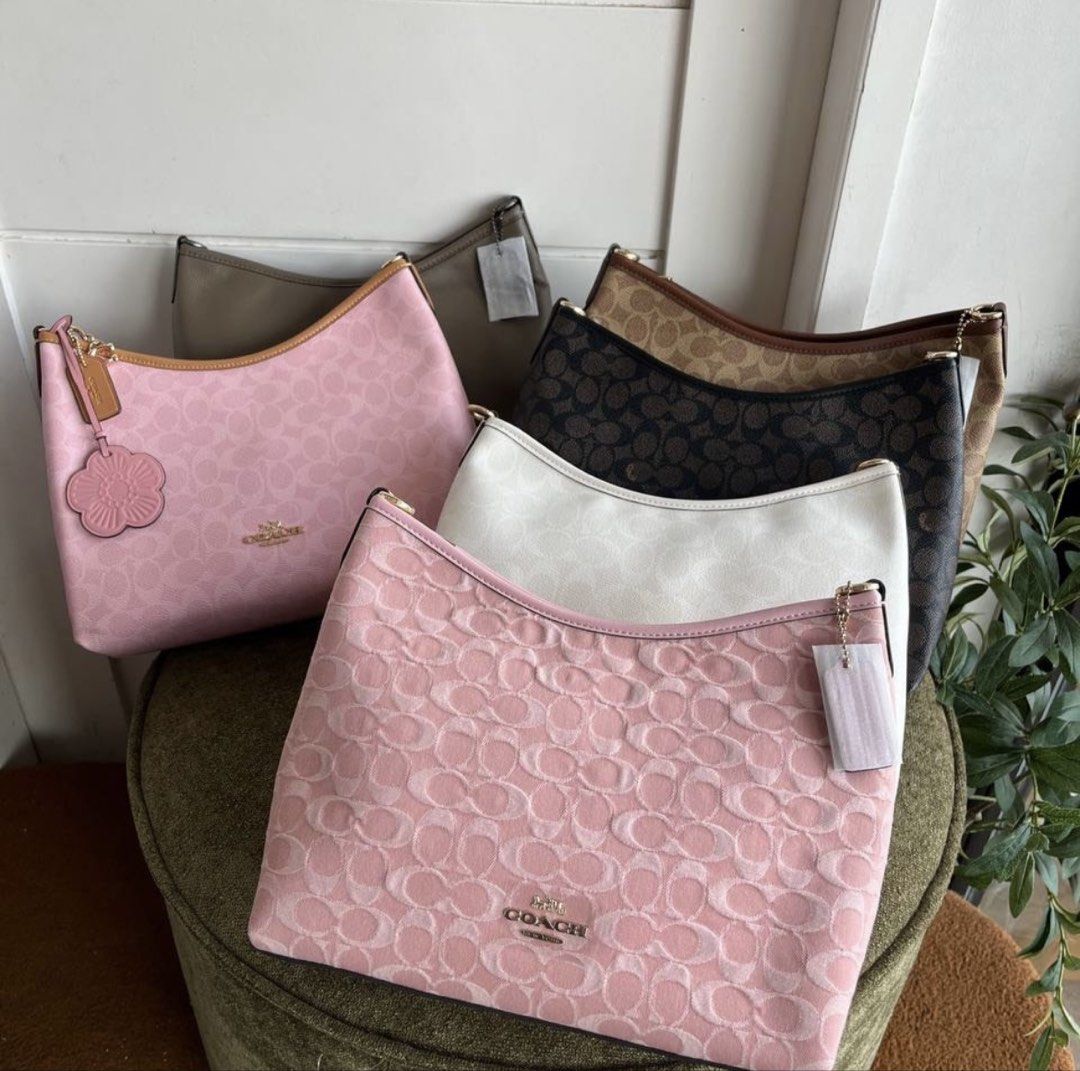 COACH laurel in medium (Category: Luxury Bags & Wallets) located in Subic. Submitted by relove_finds612 (Listing ID 1452467662, Image 1). Description: .