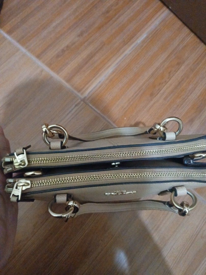 Coach Mini Christie Carryall (Category: Luxury Bags & Wallets) located in Agdangan. Submitted by dollielily (Listing ID 1452422350, Image 3). Description: jnt gcash.