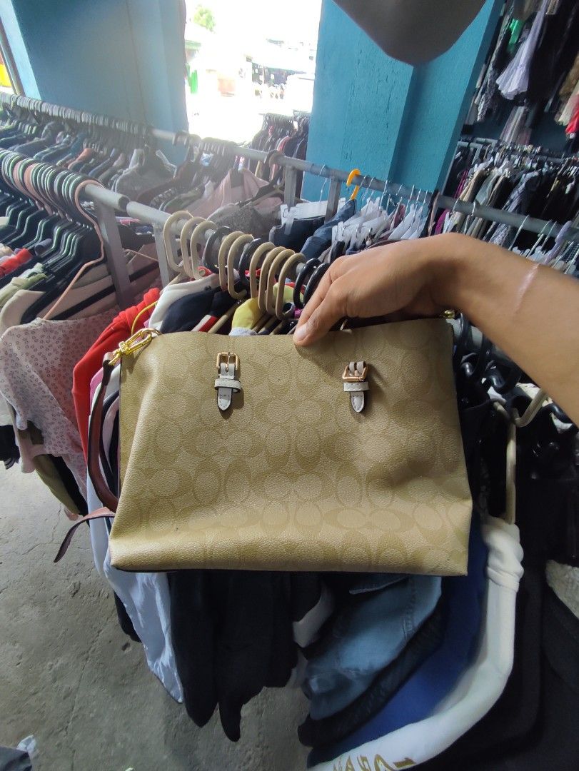 COACH Mollie tote 25 (Category: Luxury Bags & Wallets) located in Manila. Submitted by truefox.a23ac1 (Listing ID 1452393645, Image 3). Description: GOOD AS Like new no issue in inside ISSUE LAST PICTURE.