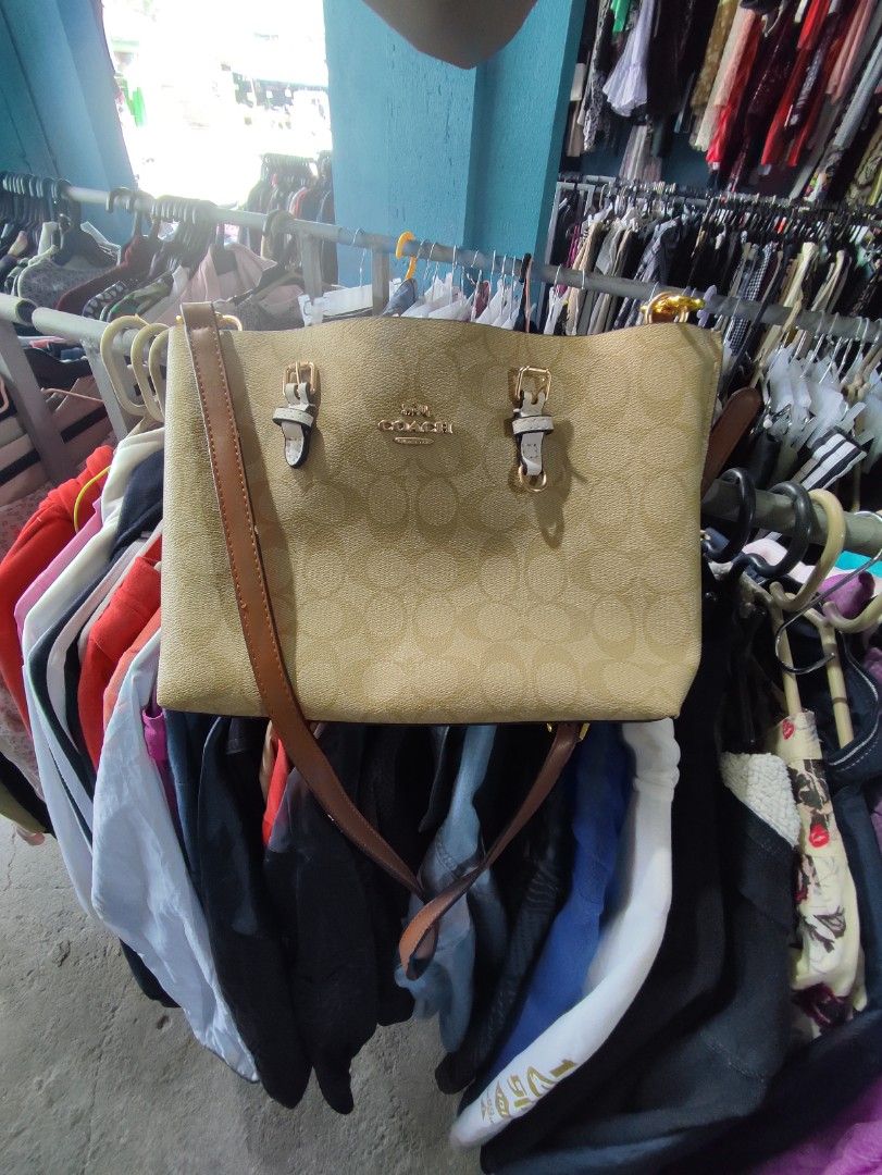 COACH Mollie tote 25 (Category: Luxury Bags & Wallets) located in Manila. Submitted by truefox.a23ac1 (Listing ID 1452393645, Image 1). Description: GOOD AS Like new no issue in inside ISSUE LAST PICTURE.