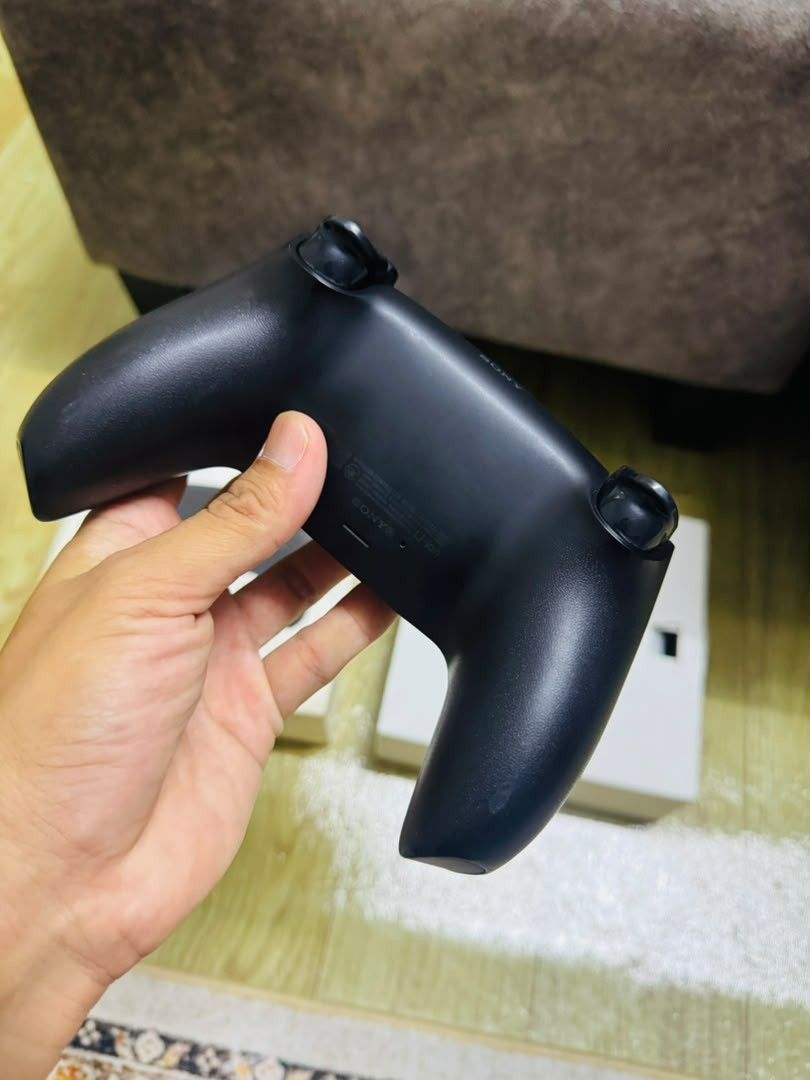 Controller ps5 (Category: Controllers) located in Kuantan. Submitted by itcitygadjet (Listing ID 1452372694, Image 2). Description: Controller ps5 fullbox condition baik.