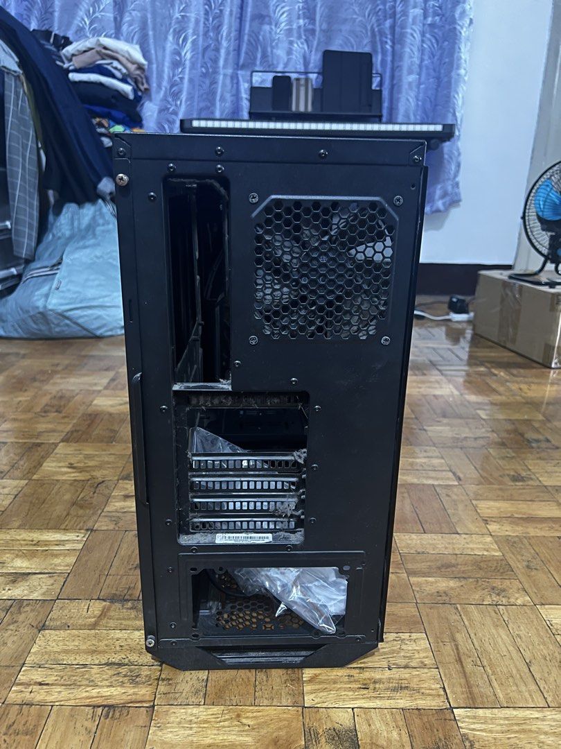 Cooler Master MasterBox 5 (Category: Computer Parts) located in Muntinlupa City. Submitted by nikaa45 (Listing ID 1452373522, Image 2). Description: - Cooler Master MasterBox Chasis - Original price: ₱8000 - Good condition - All stock CPU fans are working .