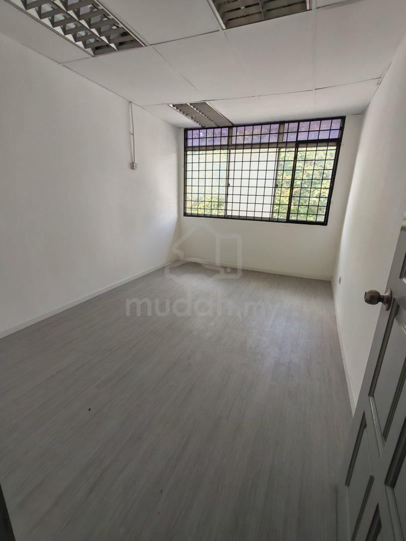 Co-operation office Room Taman Sri Gombak Batu Caves Selayang (Category: Property Rentals) located in Kuala Lumpur. Submitted by johnproper03863 (Listing ID 1445771151, Image 1). Description: Co-operation office Room Co-working 150 sf - rm500 100 sf - rm350 Included Electricity and Water bills Private WiFi, Stand Fan Level first floor Taman Sri Gombak Batu Caves Selayang WhatsApp contact 012-456 1905 Owner welcome to property list.