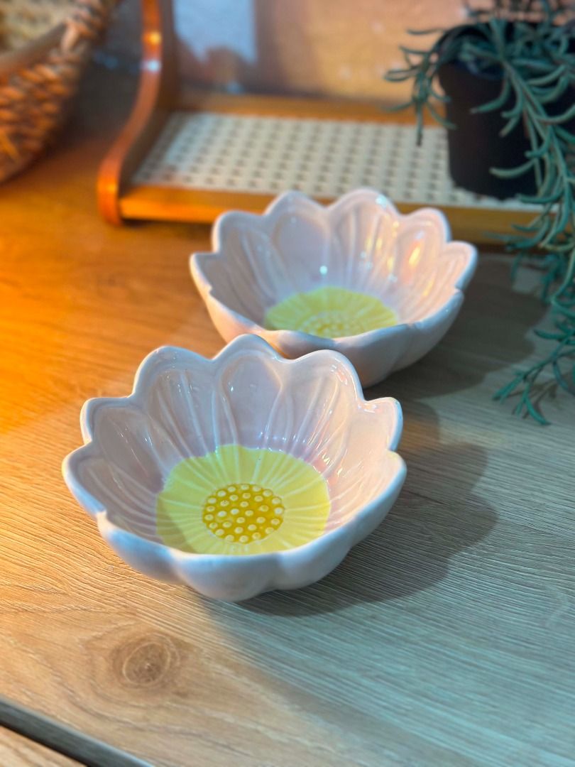 Cute Flower Ceramic Bowl (Category: Other Kitchenware & Tableware) located in Baguio. Submitted by Rerun2600 (Listing ID 1452401527, Image 1). Description: Mall Pullout Ceramics 190 EACH, 2 PCS AVAILABLE Location: Baguio City Courier: J&T.