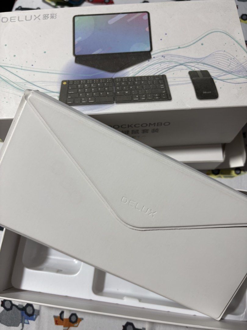 DELUX PockCombo Wireless Keyboard and Mouse + FREE IPHONE 6 (Category: Mouse & Mousepads) located in Manila. Submitted by trentezekiel.cute (Listing ID 1452482840, Image 2). Description: BRAND: DELUX MODEL: KF10+MF10 COLOR: White (medj may dumi na sha pero kayang linisin swearrr) Specs based on its website: Wireless Foldable BT 5.1 keyboard + BT 5.0 mouse combo Creative holster Deformation display Mode of Connection: Bluetooth 5.0/5.1 Mouse Wheel