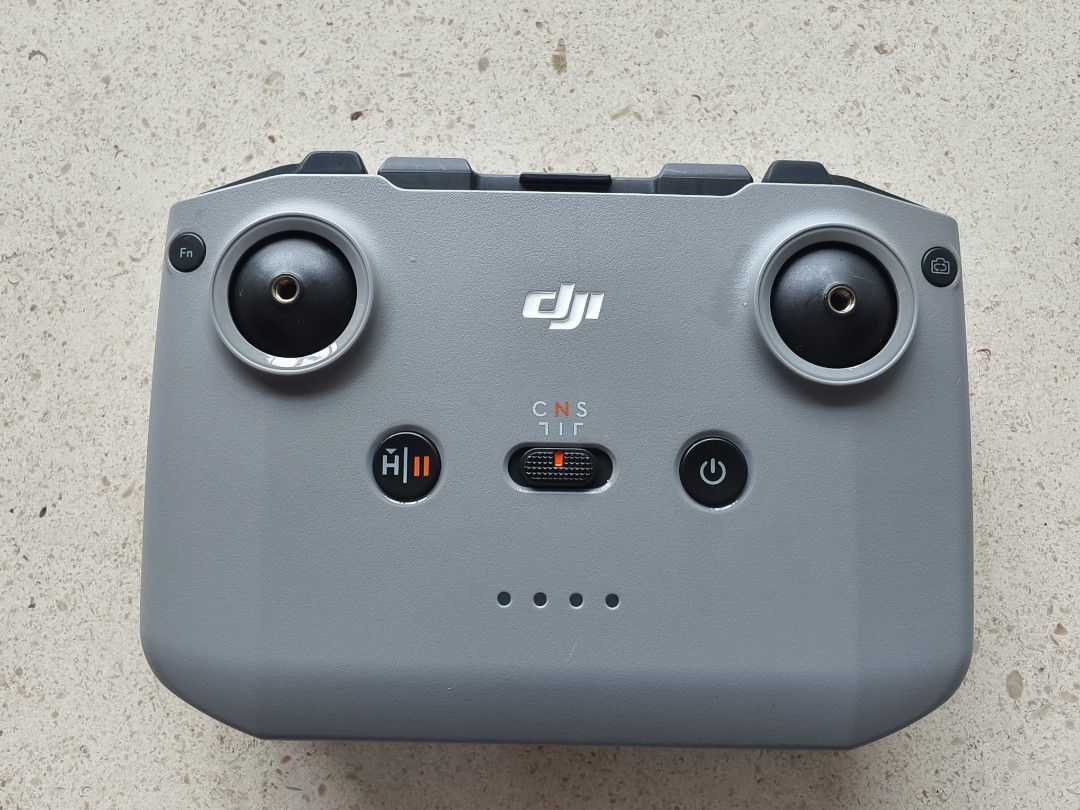 DJI Flip （分類：航拍）位於 Hong Kong。 由 edmondcwlee64 提交（商品編號 1452376993，圖片 2）。簡介： 1. DJI Flip 機身（冇撞冇花） 2. RC-N3 (冇mon款） 3. 5粒電charge cycle 15/15/16/17/20 4. 2個副廠charger 5. 兩個2x電池 housing 6. Full set propeller 7. 3粒備用推杆 。