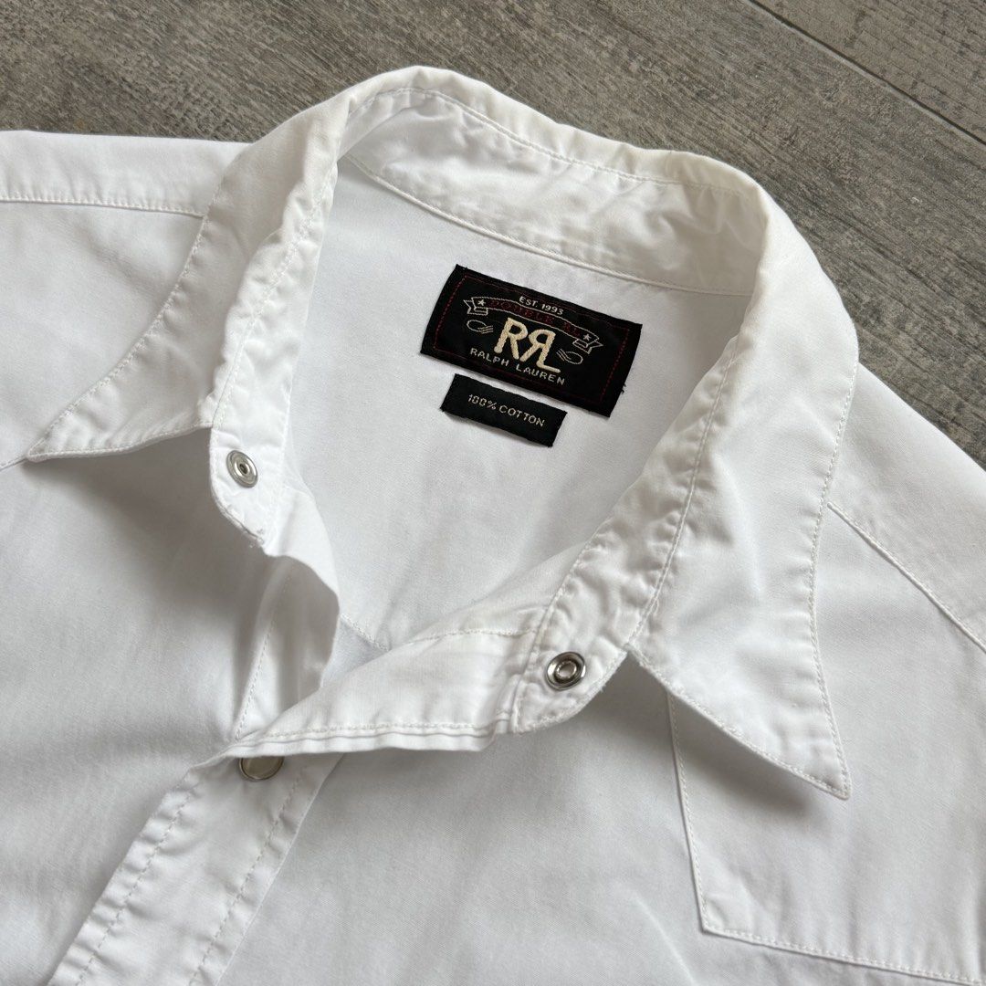 DOUBEL RL WESTERN PEARL SNAP BUTTONS COTTON WORK SHIRT RALPH LAUREN RRL POLO VINTAGE CLASSIC AMERICAN NATIVE WORKWEAR WHITE SHIRTS 恤衫 （分類：T-shirt、恤衫、有領衫）位於 Hong Kong。 由 original_garden 提交（商品編號 1452402043，圖片 3）。簡介： Doubel RL Cotton Western Shirt Classic Pearl Snap Buttons Men’s Work Shirt No Size Tag. Estimated Size : M Measurements 詳細尺寸如下： 膊頭至膊頭：47 cm 腋下至腋下：56 cm 膊頭至手袖：64 cm 後領至衫腳：76 cm 實物拍攝、有使用感但冇大損傷 若對貨品感到擔心緊張請勿購買 新舊狀態程度，請自行睇相判斷 不習慣二手物品或完美主義者敬請