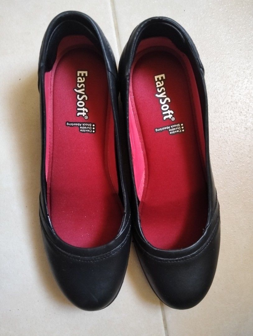 EasySoft Black Leather Comfort Flats with Insoles (Category: Flats & Sandals) located in Manila. Submitted by panccino (Listing ID 1452447892, Image 1). Description: Size 40/9. Only used once. Much better fit for size 10-11 OP- ₱600 RFS - maluwag saken CAN TRADE TO COSPLAY WIGS OR COSPLAY OR ANY MAKE UP TV WORTH OF ₱600 (Pred genshin, hsr, pjsk) MOP : Gcash MOD : J&T, Lalamove Loc: Manila Taft.