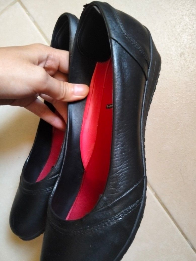 EasySoft Black Leather Comfort Flats with Insoles (Category: Flats & Sandals) located in Manila. Submitted by panccino (Listing ID 1452447892, Image 3). Description: Size 40/9. Only used once. Much better fit for size 10-11 OP- ₱600 RFS - maluwag saken CAN TRADE TO COSPLAY WIGS OR COSPLAY OR ANY MAKE UP TV WORTH OF ₱600 (Pred genshin, hsr, pjsk) MOP : Gcash MOD : J&T, Lalamove Loc: Manila Taft.