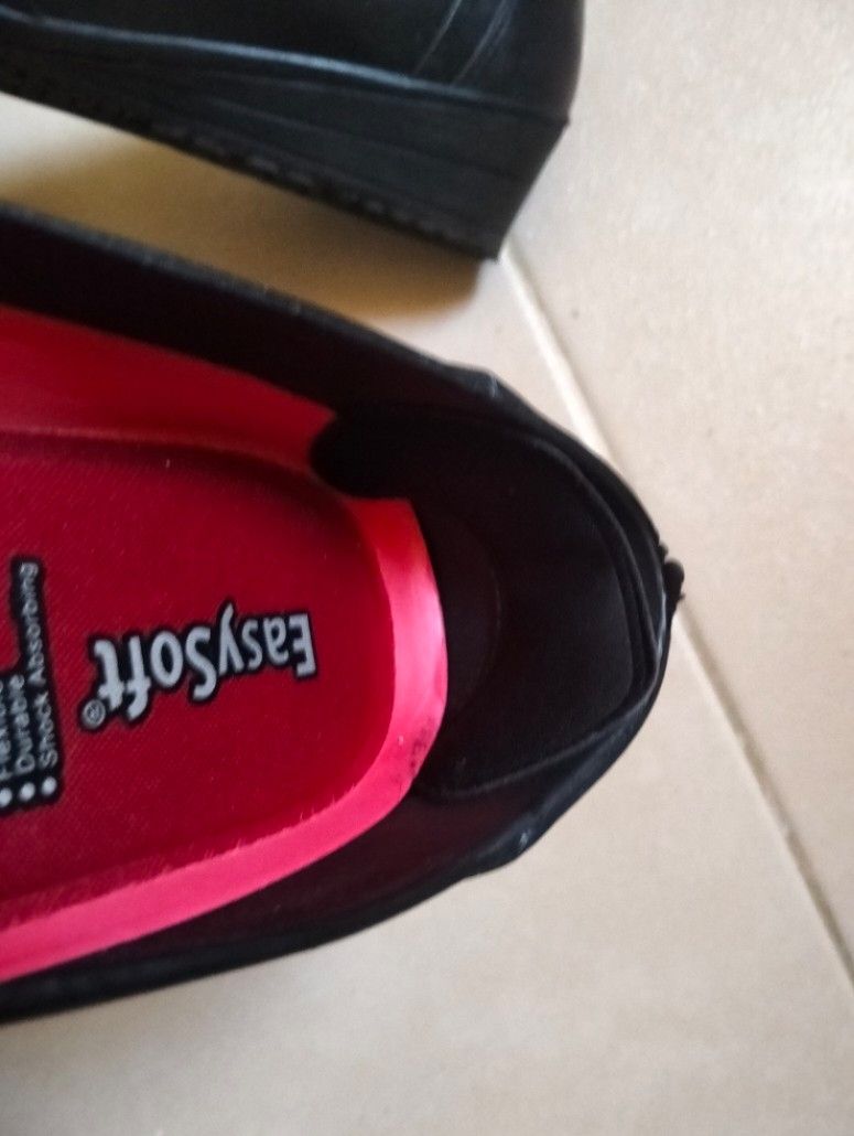 EasySoft Black Leather Comfort Flats with Insoles (Category: Flats & Sandals) located in Manila. Submitted by panccino (Listing ID 1452447892, Image 2). Description: Size 40/9. Only used once. Much better fit for size 10-11 OP- ₱600 RFS - maluwag saken CAN TRADE TO COSPLAY WIGS OR COSPLAY OR ANY MAKE UP TV WORTH OF ₱600 (Pred genshin, hsr, pjsk) MOP : Gcash MOD : J&T, Lalamove Loc: Manila Taft.