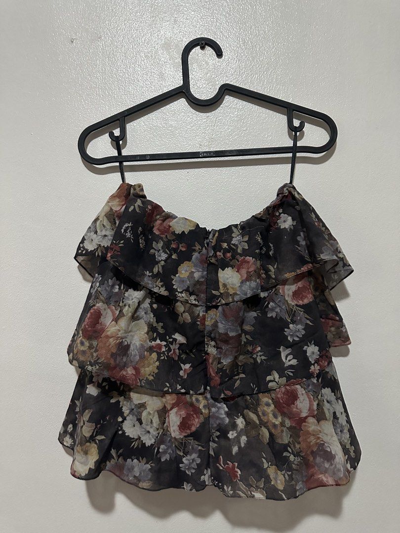 Folded & Hung Floral Ruffle Off-Shoulder Top Size S (Category: Blouses) located in Taguig. Submitted by lga05 (Listing ID 1452376336, Image 3). Description: - Cute floral print top from Folded & Hung - Off-shoulder style with ruffle details - Zipper closure at the back - Size S - Versatile for night outs or casual days.