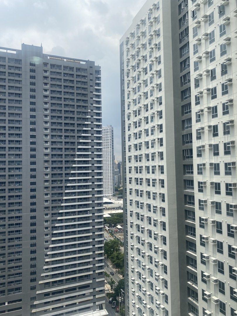 FOR RENT! AVIDA TOWERS VERGE (Category: Apartments & Condos) located in Mandaluyong City. Submitted by rbnexus (Listing ID 1452186205, Image 2). Description: FOR RENT – Avida Towers Verge Terms & Conditions: * No pets allowed (as per building administration) * 1 month advance + 1 month security deposit * Minimum 6-month lease (renewable) * Payment via post-dated checks (PDC) or bank transfer.