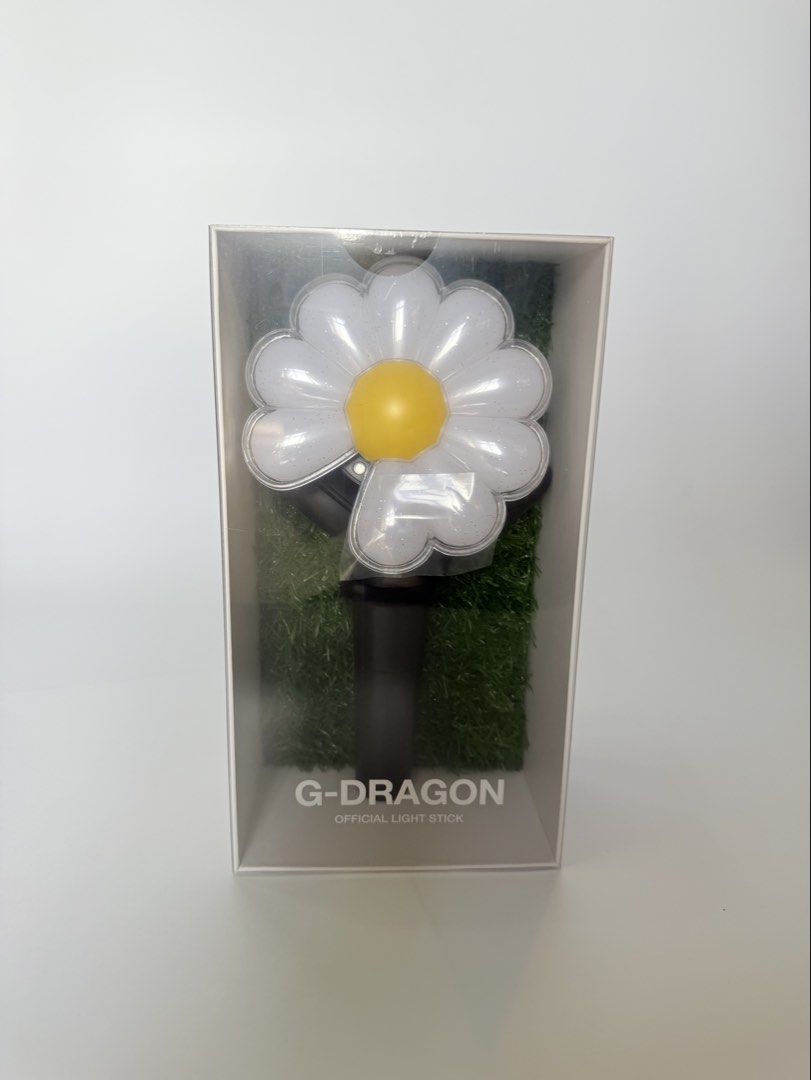 G-Dragon Official Light Stick Daisy bong (Category: K-Wave Merchandise) located in Caloocan City. Submitted by matcha-cloud (Listing ID 1452321791, Image 3). Description: Bought in G-Dragon’s Concert Ph stop 1 extra Lalamove, grab, j&t or lbc c/o buyer - Official G-Dragon light stick - Unique daisy flower design - Includes original packaging with grass-like insert - Box details light modes and certifications - Must-have for BIGBANG and G-Dragon f