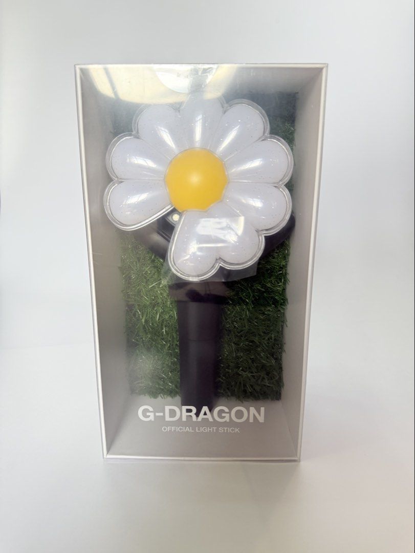 G-Dragon Official Light Stick Daisy bong (Category: K-Wave Merchandise) located in Caloocan City. Submitted by matcha-cloud (Listing ID 1452321791, Image 1). Description: Bought in G-Dragon’s Concert Ph stop 1 extra Lalamove, grab, j&t or lbc c/o buyer - Official G-Dragon light stick - Unique daisy flower design - Includes original packaging with grass-like insert - Box details light modes and certifications - Must-have for BIGBANG and G-Dragon f