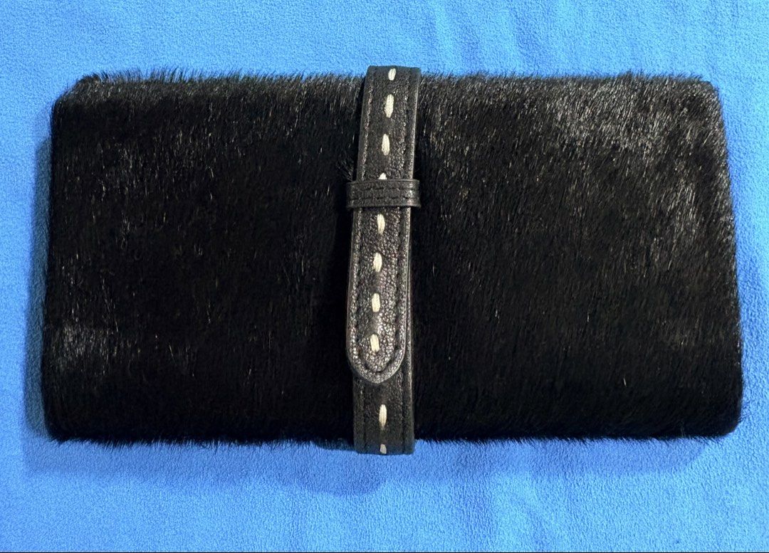 Genuine leather Long wallet (Category: Wallets & Card holders) located in Manila. Submitted by truedeclutter (Listing ID 1452384806, Image 1). Description: Genuine leather .