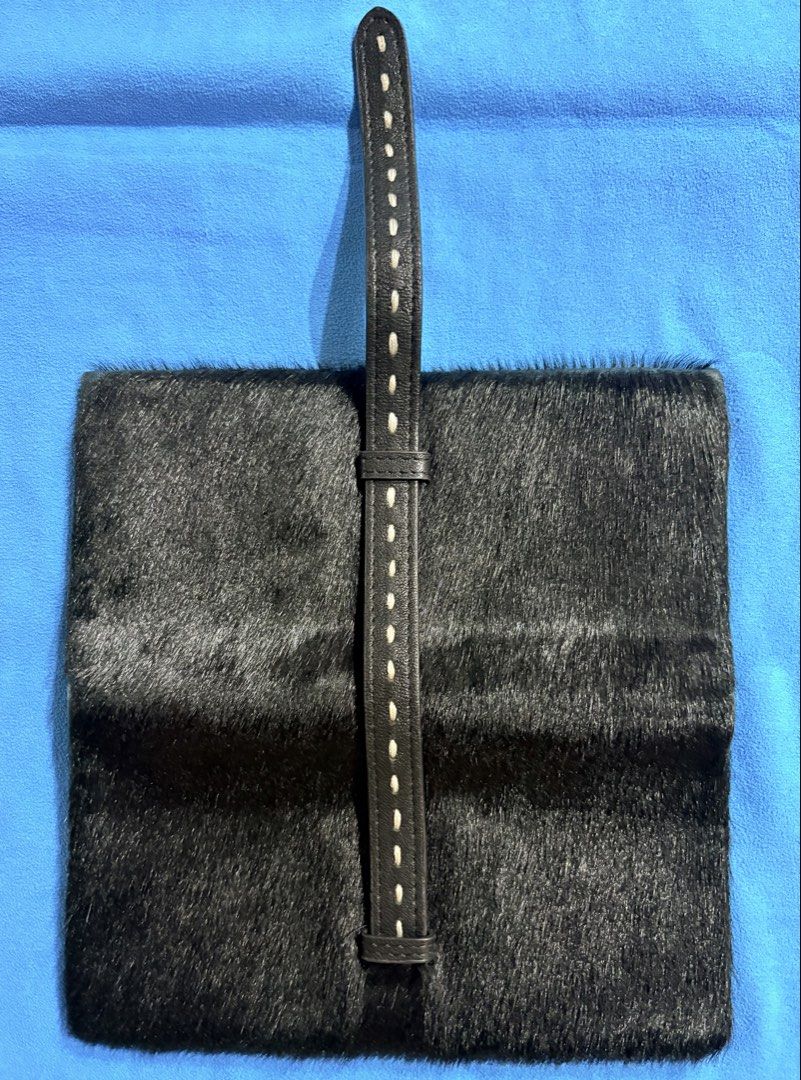 Genuine leather Long wallet (Category: Wallets & Card holders) located in Manila. Submitted by truedeclutter (Listing ID 1452384806, Image 3). Description: Genuine leather .
