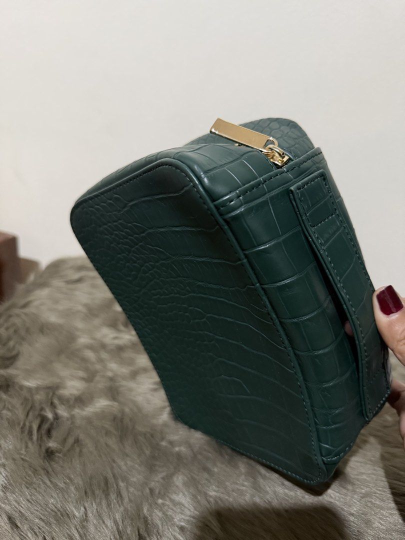 Green Croc Cosmetics Bag (Category: Accessory Holder, Box & Organizers) located in Surigao. Submitted by surplusbox (Listing ID 1452500132, Image 3). Description: Croc green supernew superkapal, kagwapaa, cosmetic bag, 8x6 inches.