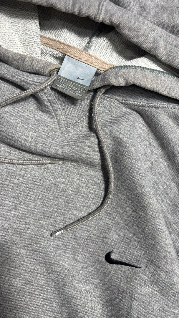 Grey Nike Hoodie (Category: Hoodies) located in Pasir Gudang. Submitted by crazybundle (Listing ID 1452431692, Image 2). Description: NIKE HODDIE SMALL SWOSH P:25 L:29 CONDITION 9/10 HARGA BORLH NEGO LAGI GENG.