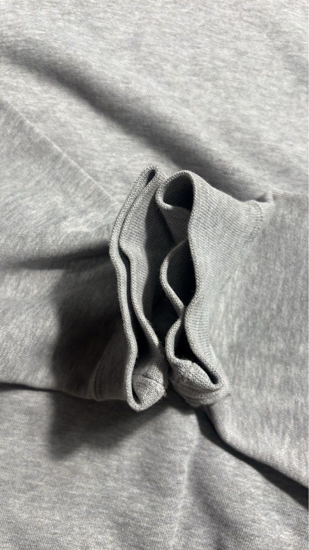 Grey Nike Hoodie (Category: Hoodies) located in Pasir Gudang. Submitted by crazybundle (Listing ID 1452431692, Image 3). Description: NIKE HODDIE SMALL SWOSH P:25 L:29 CONDITION 9/10 HARGA BORLH NEGO LAGI GENG.