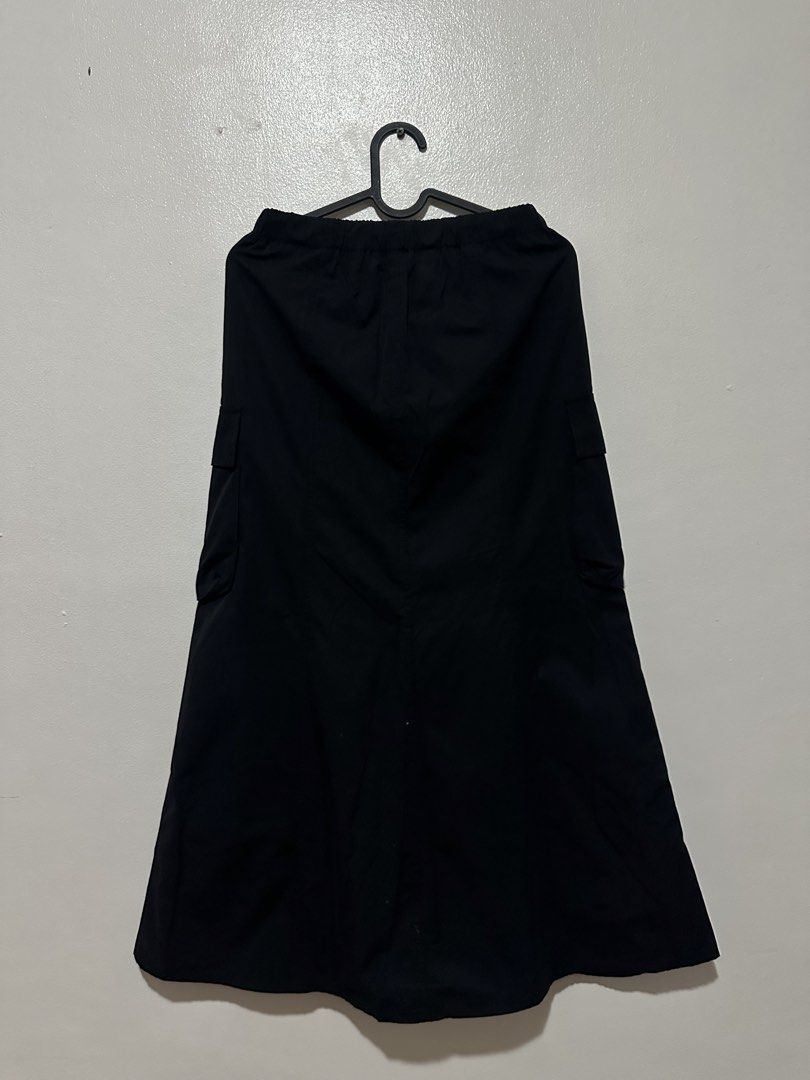 GU Black Cargo Midi Skirt Size S (Category: Skirts) located in Taguig. Submitted by lga05 (Listing ID 1452373029, Image 2). Description: - GU black cargo midi skirt - Elastic waistband with drawstring - Two large front cargo pockets - A-line silhouette - Made from polyester and cotton blend - Ideal for casual wear.