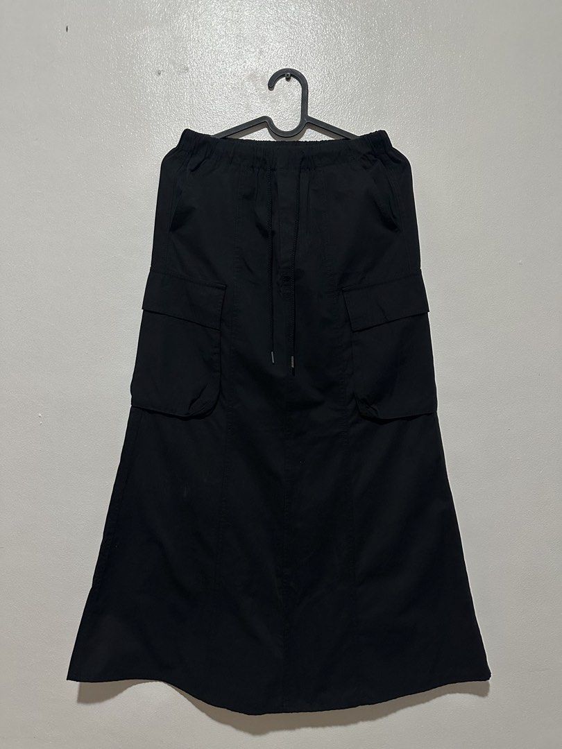 GU Black Cargo Midi Skirt Size S (Category: Skirts) located in Taguig. Submitted by lga05 (Listing ID 1452373029, Image 1). Description: - GU black cargo midi skirt - Elastic waistband with drawstring - Two large front cargo pockets - A-line silhouette - Made from polyester and cotton blend - Ideal for casual wear.