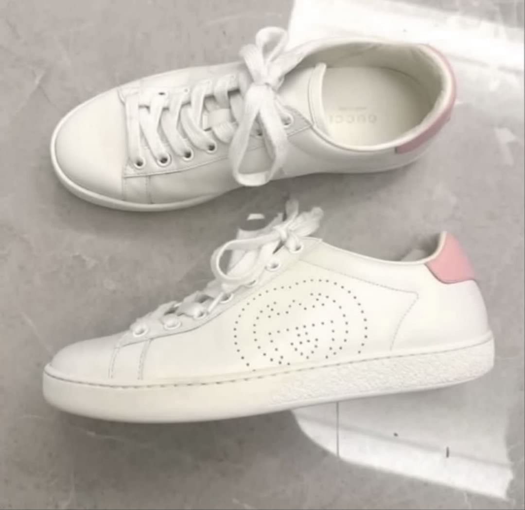 由 bobe56899 (刊登 ID 1452500944，圖片 3) 提交，位於 新北市 (New Taipei) 的 義大利GUCCI 品牌❤️專櫃購買保證100%正品🌟超級好看的小白鞋 made in Italy 義大利製⭐️超低價割愛❤️ (類別：精品鞋款)，說明：義大利GUCCI品牌❤️專櫃購買 保證100%正品 非常時尚的小白鞋 made in Italy 義大利製🌟 全真皮牛皮設計🌟 側邊也有Gucci 設計 這款Gucci鞋子很百搭 👍 後跟還有粉色Gucci設計特別好看❤️ 已送專業洗鞋保養，鞋子實品超級新🌟 超低價割愛❤️ 尺碼：EU 36 (歐碼偏大 )平時穿37都適合 有任何問題歡迎留言 謝謝😊🤝。