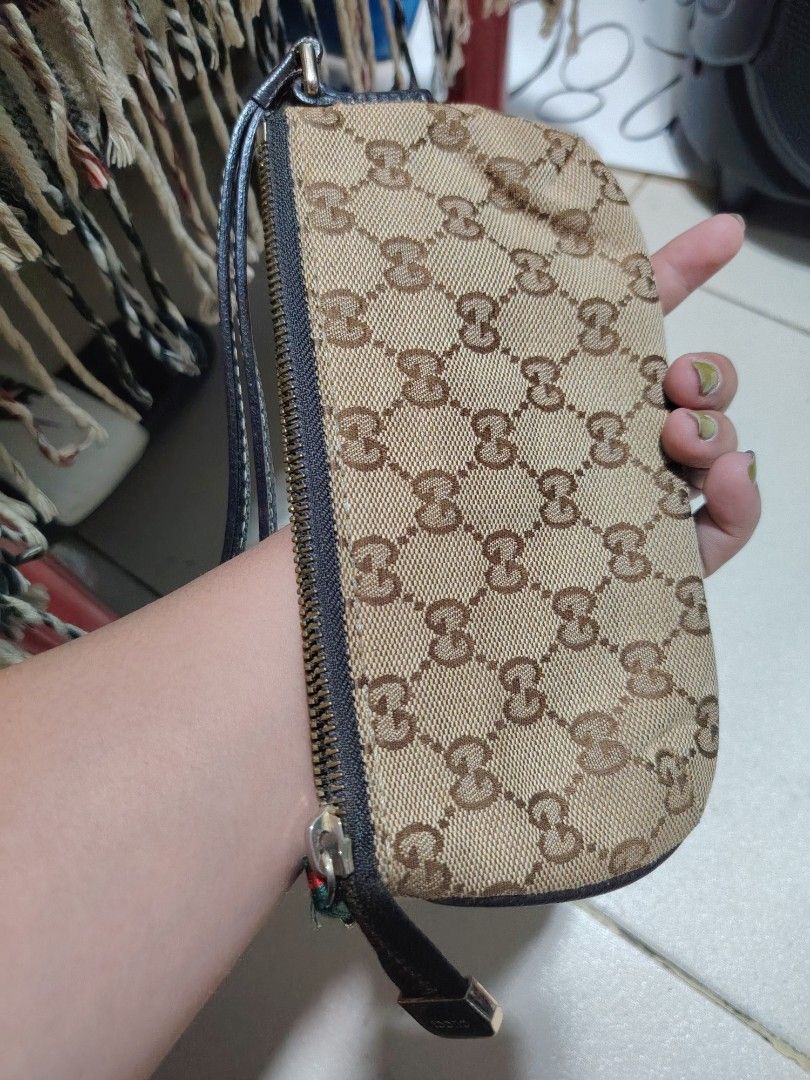 Gucci pounch (Category: Luxury Bags & Wallets) located in Baguio. Submitted by bangtowanv91137 (Listing ID 1452335078, Image 2). Description: From hk.