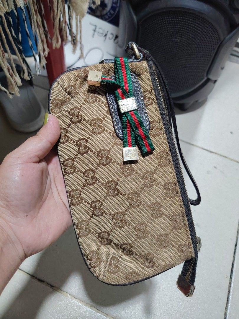 Gucci pounch (Category: Luxury Bags & Wallets) located in Baguio. Submitted by bangtowanv91137 (Listing ID 1452335078, Image 1). Description: From hk.