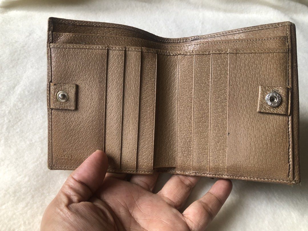 Gucci vintage bifold wallet (Category: Luxury Bags & Wallets) located in Pasig City. Submitted by maricrism68145 (Listing ID 1452345429, Image 3). Description: Japan preloved.