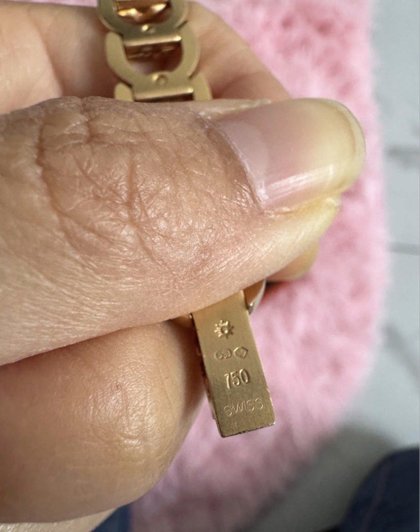 Hermes 18k watch 金手錶 （分類：手錶）位於 Hong Kong。 由 phoebemann00236 提交（商品編號 1452502079，圖片 2）。簡介： Total weight: 63 grams. Wrist length: 7” Materials: 18k solid gold Case diameter 26mm Quartz movement Come with the receipt from Chrono24 Welcome check & happy bidding.。